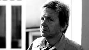 Förknippas med proggen men pratar inte politik