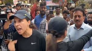 Yaha Se Iss Traffic Ko Hatao': Mumbai Woman Storms Into Rally, Confronts  Minister Girish Mahajan Over Hours-Long Traffic Jam | Viral News - News18