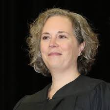 Lo P (@laura_pickell)