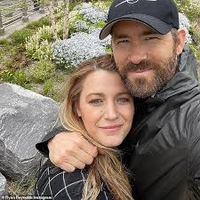 Jun 15, 2021 · leave it to blake lively to know exactly what to say in response to her husband ryan reynolds' antics. Ryan Reynolds Jokes About Airport Bathroom Sex With Wife Blake Lively In Mother S Day Tribute Aktuelle Boulevard Nachrichten Und Fotogalerien Zu Stars Sternchen