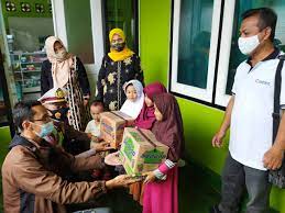 Ketua rt amri pada penutup sambutannya juga menyampaikan terima kasihnya kepada rumah yatim dan donatur atas bantuan yang diberikan kepada warganya. Peringati Hari Pers Wartawan Temanggung Beri Santunan Anak Yatim