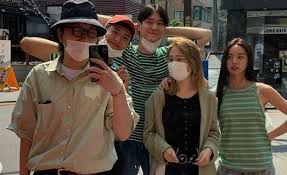1988 yılında geçen bir dönem dizidir. Look Girl S Day Hyeri Reunites With Her Reply 1988 Ssangmundong Squad Kpoplover