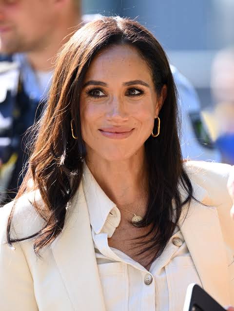 Au plus près de la réalité ? Meghan Markle dévoile un adorable nouveau sweat-shirt brodé des noms de ses enfants : comment la famille royale s’est-elle prise de passion pour les pièces ultra-émotionnelles ? | Tatler