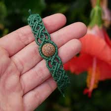 Das besondere bei diesem armband ist, dass sich die türkisen fäden nur vereinzelt im oberen teil zeigen, dann aber im abschluss komplett zur geltung kommen. Makramee Anleitung Makramee Einfach Gut Erklart