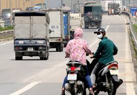 Kết quả hình ảnh cho đi xe máy trên đường