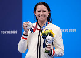東京奧運女子 100 米自由泳今早決賽，以次名晉級的港隊何詩蓓，游出 52.27 秒，再奪一面銀牌。 期間有市民不滿，上前與揮國旗的男子爭執，一名年輕男子協助調停及拉開。 揮國旗的男子接受訪問，對何詩蓓奪銀表示興奮，因游泳獎項一向被西方國家壟斷，今日何再奪銀. L1uewy4z0ndw M