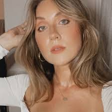 Alexandra Mckee's Instagram, Twitter & Facebook