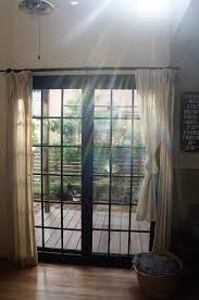 ナラの無垢材を使った半円型のダイニングテーブルです 背もたれのカーブが快適な座り心地をもたらしてくれる椅子 そして背もたれ付きのベンチを合わせればスペース以上に人が集える団欒の食卓へと早変わり デザインも使い方もスマートな飛騨高山のメーカー シラカワ