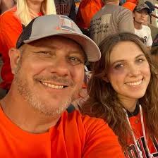 On Sunday👋 We're Hiring ✨ Hello I'm Bethani Marie, I am looking for a  serious and responsible person who wants to work from Monday to Friday (  Saturday or Sunday ) in