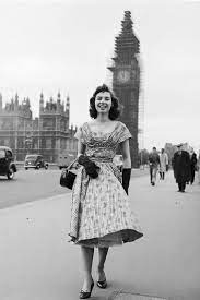 The Best Fashion Photos From The 1950s 1950 Fashion Decades Fashion Fashion Trend Inspiration