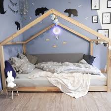 Ein Hausbett Das Zum Traumen Einladt Kinderzimmer Kinder Zimmer Kinderzimmer Ideen