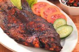 Mencicipi seafood saus padang (foto : Resep Masakan Ikan Gurame Bakar Paling Enak Untuk Tahun Baru