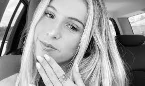 Amber Lott's Instagram, Twitter & Facebook