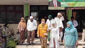 Pelaksanaan akad nikah baik di kua ataupun di luar kua di masa penerapan psbb hanya boleh dilaksanakan bagi yang telah mendaftar pada tanggal sebelum. Dilarang Gelar Akad Nikah Di Rumah Sejumlah Pengantin Bermasker Padati Kua Jagakarsa Warta Kota