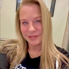 Sharon Kennett's Instagram, Twitter & Facebook