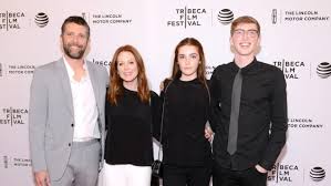 The hottest images and pictures of julianne moore are truly epic. Julianne Moore So Extrem Attraktiv Sind Ihr Mann Und Ihre Kinder