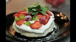 Pavlova Facile Meringue Creme Fouettee Et Fruits Rouges Youtube