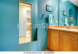 Ein schlichtes weißes badezimmer, das gut und hochwertig ausgestattet ist, ist ein ausgezeichnetes beispiel für die minimalistische raumgestaltung. Badezimmer Turkise Wand Mit Spiegel Badezimmerecke Blick Auf Den Holzwaschschrank Und Die Turkiswand Mit Spiegel Canstock