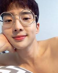 Cho Young Shin (조영신) is the boy who played the role of the boyfriend in «  neverland. »