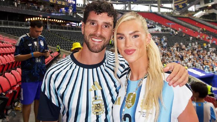 Marcos Senesi junto a Kelsi Rose Bowers, generada por IA