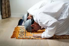 Tata cara pelaksanaan sujud tilawah berbeda ketika dilakukan di dalam shalat dan di luar shalat. Download Premium Image Of Muslim Prayers In Sujud Posture 425838 Sajadah Tahu Pemandangan