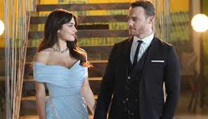 Sen çal kapımı, sefirin kızı, hercai, maraşlı, baraj, ramo, teşkilat, son yaz… bir dizi var ki son vites geliyor! Character And Profile Cast Of Sen Cal Kapimi You Knock On My Door Tv Series Synopsis Website