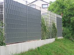 Es ist der knallrote wellblechzaun. Sichtschutzzaunmatten Aus Metall Und Kunststoff Klemmschienen