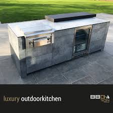Moderne Outdoorkuche Mit Spule Grill Und Kuhlschrank Inselkuche Grill Kuche Garten Kuche