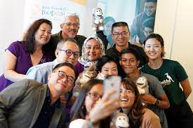Roots and shoots malaysia volunteers with president tp lim and dr jane goodall (picture credit: Yayasan Hasanah