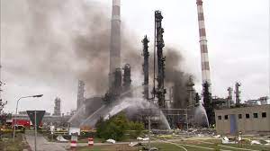 Firefighters have controlled a fire that injured 10 people at germany's vohburg refinery in bavaria state, after it erupted following a blast on saturday morning, regional officials said. Explosion Fire Erupt At Vohburg Refinery In Germany