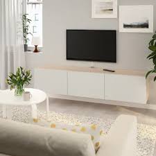 Besta Banc Tv Avec Portes Effet Chene Blanchi Selsviken Brillant Blanc Ikea Banc Tv Television Idee Deco Petit Salon