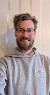 Gratulerer med læreplass innen tømrerfaget Jon Sines. Her signeres  kontrakten med Knuten og Lindal Bygg AS. Vi gleder oss til det videre  samarbeidet. 😀👍