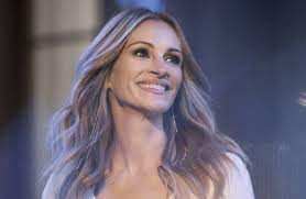 Plus, like a bright blooming bouquet, it also has other flowery hints of exotic arabian jasmine sambac and. La Vie Est Belle De Lancome Musique De La Pub 2018 Avec Julia Roberts