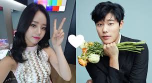 Not surprisingly, their new relationship has been met with a variety of reactions. Hot Stuff Actor Ryu Jun Yeol And Girl S Day S Hyeri Are Officially Dating Abs Cbn Lifestyle