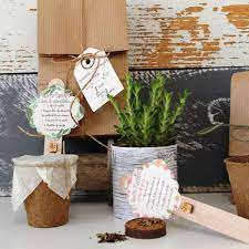 La semplicità è sempre apprezzata, da prendere in considerazione anche articoli da regalo non eterni, semplicemente regalate un momento di gioia agli invitati…anzi, un momento di gusto! Ecofattoart