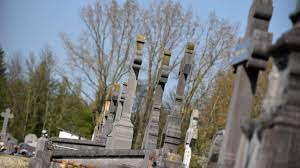 But all the translations i found confused me. Pourquoi Peut On Se Recueillir Sur Une Tombe A Marly Mais Pas A Crespin