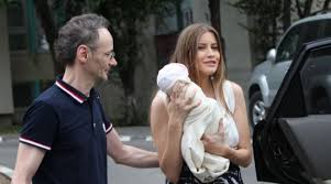 Iulia si mihai albu au fost casatoriti timp de opt ani si au impreuna o fetita in varsta de trei ani, mikaela. Pro Tv Fetita Iuliei Si A Lui Mihai Albu La 4 Ani Uite Cate De Draguta E Cea Mica Si Cum O Mosteneste Pe Mama Ei In Alegerile Vestimentare