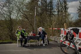 Us canada border no touching zone. A Closed Border Can T Stop This Elderly Couple Love Is The Best Thing In The World The New York Times