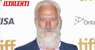 Miesmalli hurmaa muodikkaana joulupukkina