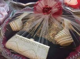 Pin By Shamla On Sħǿes Creative Wedding Gifts Bridal Gift Wrapping Ideas Wedding Gifts Packaging