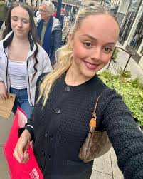 Most amazing night out watching Swan Lake 🦢@royaloperahouse and then  meeting the incredible and very beautiful principal dancer  @francescahayward backstage afterwards ! 🥰🙏🥰 . Spent the day catching up  with old friends