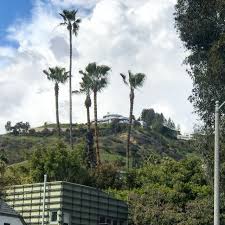The Private Celebrity Homes Tour Conducted By Glitterati Tours Of Beverly Hills Includes The Ho Celebrity Houses Beverly Hills Celebrity Homes Hollywood Hills