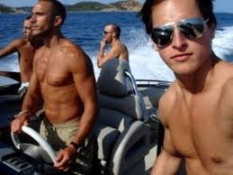 Sébastien jondeau, 45 ans, est l'un des très beaux garçons que le grand public avait repéré aux côtés du couturier en se demandant quel rôle il pouvait bien jouer, charmante compagnie alimentant les. Bodyguard Hottie Sebastien Jondeau Is Karl Lagerfeld S Secret Lover Fashioniseme