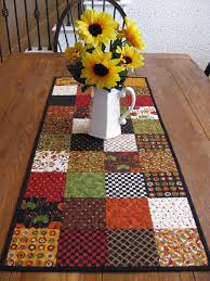 Saltbox Harvest Table Runner Sold On Etsy Is Lovely Blending Of Fall Colors Could Be Made At Home Dikis Masalari Table Runners Ortuler