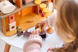 Le Coffre A Jouet La Maison Des Bois De Masha Et Michka Coffre A Jouets Maison Bois Jouet Michka redécore sa maison pour accueillir l'ourse. masha et michka coffre a jouets