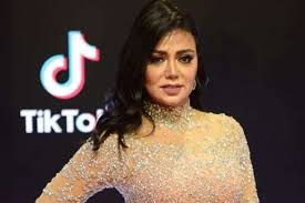 فاجأت الفنانة رانيا يوسف، جمهورها بإطلالة جديدة و غريبة فى حفل ختام مهرجان القاهرة السينمائى الدولى فى دورته الـ40. ÙÙŠØ¯ÙŠÙˆ Ø¬Ø¯ÙŠØ¯ Ù„Ù€ Ø±Ø§Ù†ÙŠØ§ ÙŠÙˆØ³Ù ÙŠØ´Ø¹Ù„ Ù…ÙˆØ§Ù‚Ø¹ Ø§Ù„ØªÙˆØ§ØµÙ„ Ø§Ù„Ù…ØµØ±ÙŠÙˆÙ†