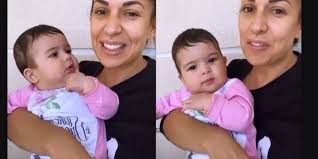 Βόλτα με την κόρη τους στη γλυφάδα. H Ale3androypolitissa Tragoydistria Elenh Xatzidoy Tragoydaei Me Thn Koroyla Ths Binteo Evros News