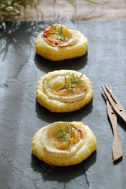 Tartelettes Feuilletees Au Chevre Au Miel Et Au Romarin Pour L Aperitif Recettes De Cuisine Recette Cuisine Et Boissons