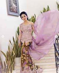 Anne avantie is with desy handayani and 7 others. Anne Avantie Ungkap Kisah Haru Di Balik Kebaya Kilat Kd Untuk Lamaran Aurel