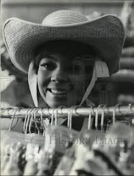 1966 Press Photo Carol Cole tries